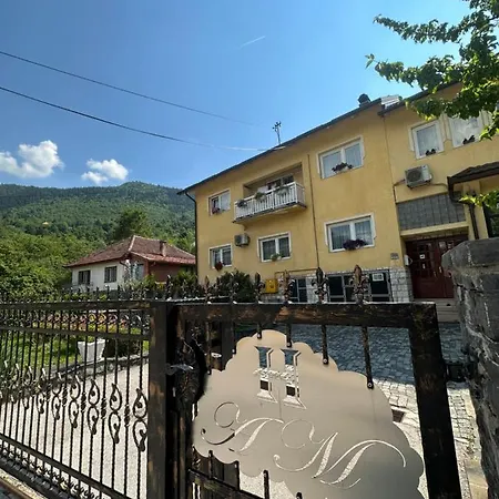 Apartman Beautiful House Overlooking Szarajevó